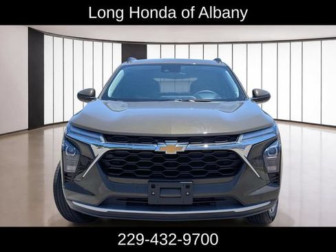 Used 2024 Chevrolet Trax LT FWD image 2
