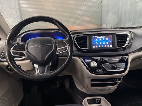 Used 2020 Chrysler Pacifica Touring-L image 27