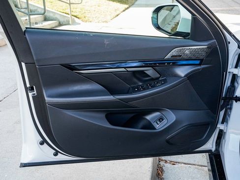 Used 2025 BMW i5 xDrive40 w/ M Sport Package image 8