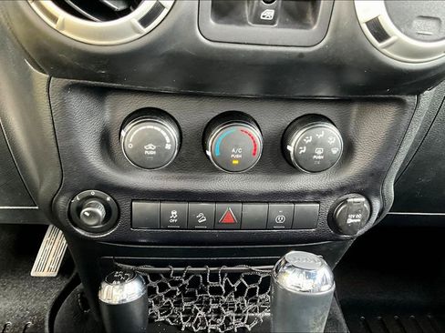 Used 2016 Jeep Wrangler Unlimited Rubicon w/ Connectivity Group image 14