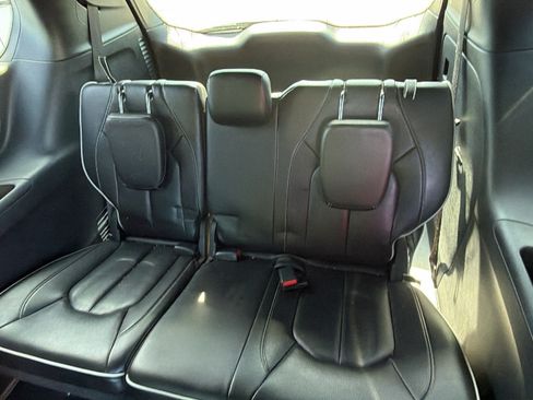 Used 2025 Chrysler Pacifica Limited FWD image 24