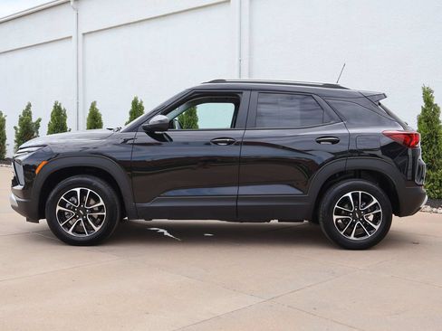 Used 2025 Chevrolet TrailBlazer LT AWD/4WD image 3