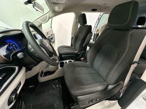 Used 2022 Chrysler Voyager LX FWD image 17