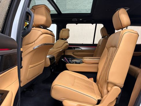 Used 2023 Jeep Grand Wagoneer Series III image 18