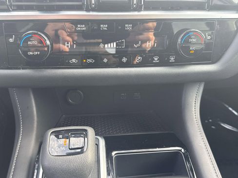 Used 2024 Nissan Pathfinder SV w/ SV Premium Package image 16