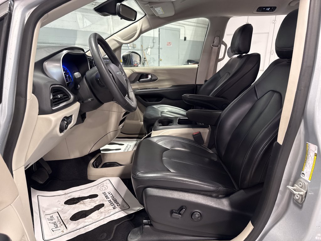 Used 2023 Chrysler Pacifica Touring-L FWD image 28