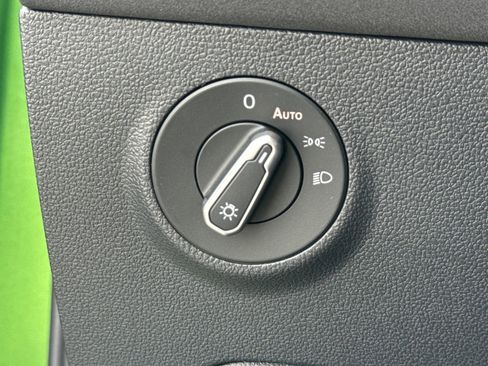 Certified 2025 Volkswagen Taos SE image 29