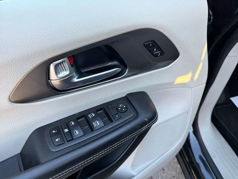 Used 2023 Chrysler Pacifica Touring-L image 15