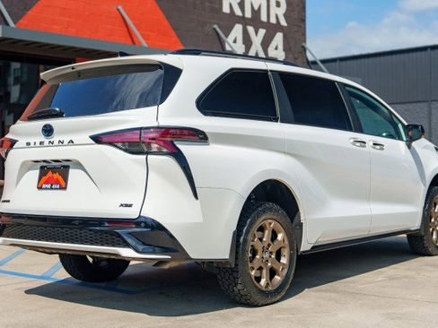 Used 2025 Toyota Sienna XSE w/ XSE Plus Package image 5