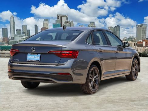 Used 2023 Volkswagen Jetta SE w/ Panoramic Sunroof Package FWD image 4