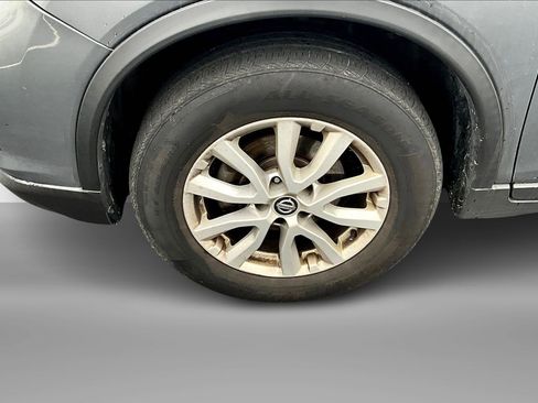 Used 2018 Nissan Rogue SV image 2