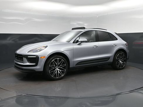 Used 2023 Porsche Macan AWD/4WD image 3