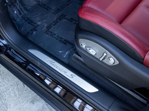 Certified 2025 Porsche Macan S image 27