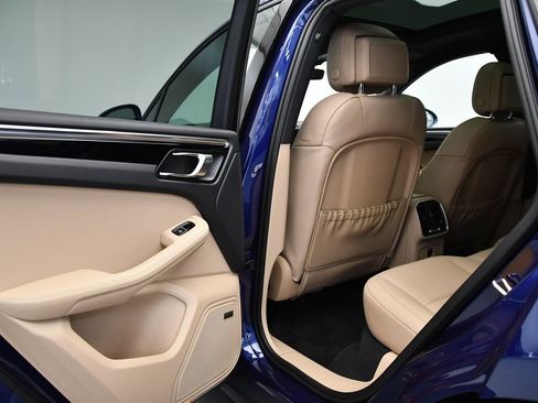 Used 2025 Porsche Macan image 39