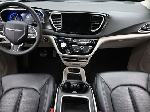 Used 2024 Chrysler Pacifica Touring-L image 14