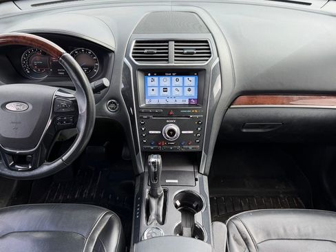 Used 2018 Ford Explorer Platinum image 16