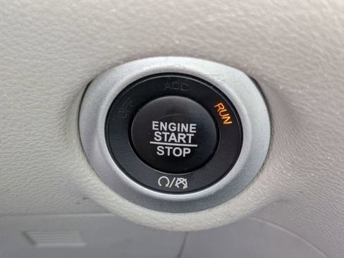 Used 2022 Chrysler Pacifica Touring-L w/ Uconnect Theater Family Group FWD image 17