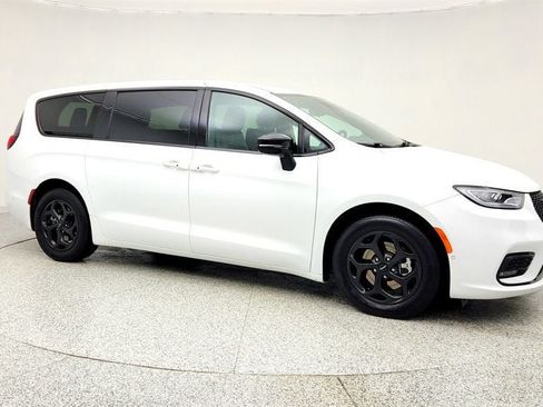 Used 2024 Chrysler Pacifica Limited FWD image 3
