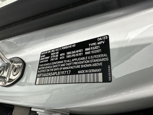 Certified 2023 Porsche Macan AWD/4WD image 18