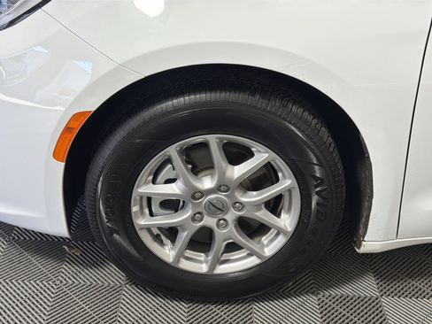 Used 2024 Chrysler Pacifica Touring-L image 12