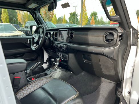 Used 2023 Jeep Gladiator Overland image 17