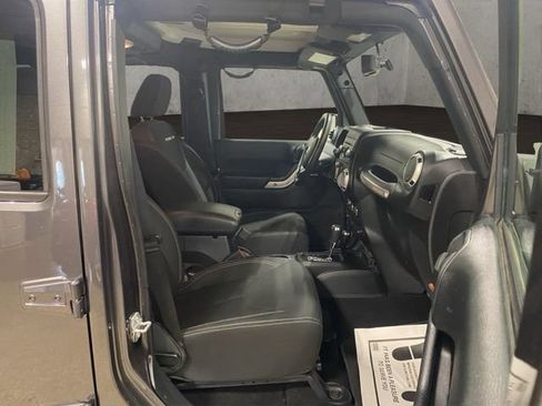 Used 2017 Jeep Wrangler Unlimited Rubicon w/ Connectivity Group AWD/4WD image 22