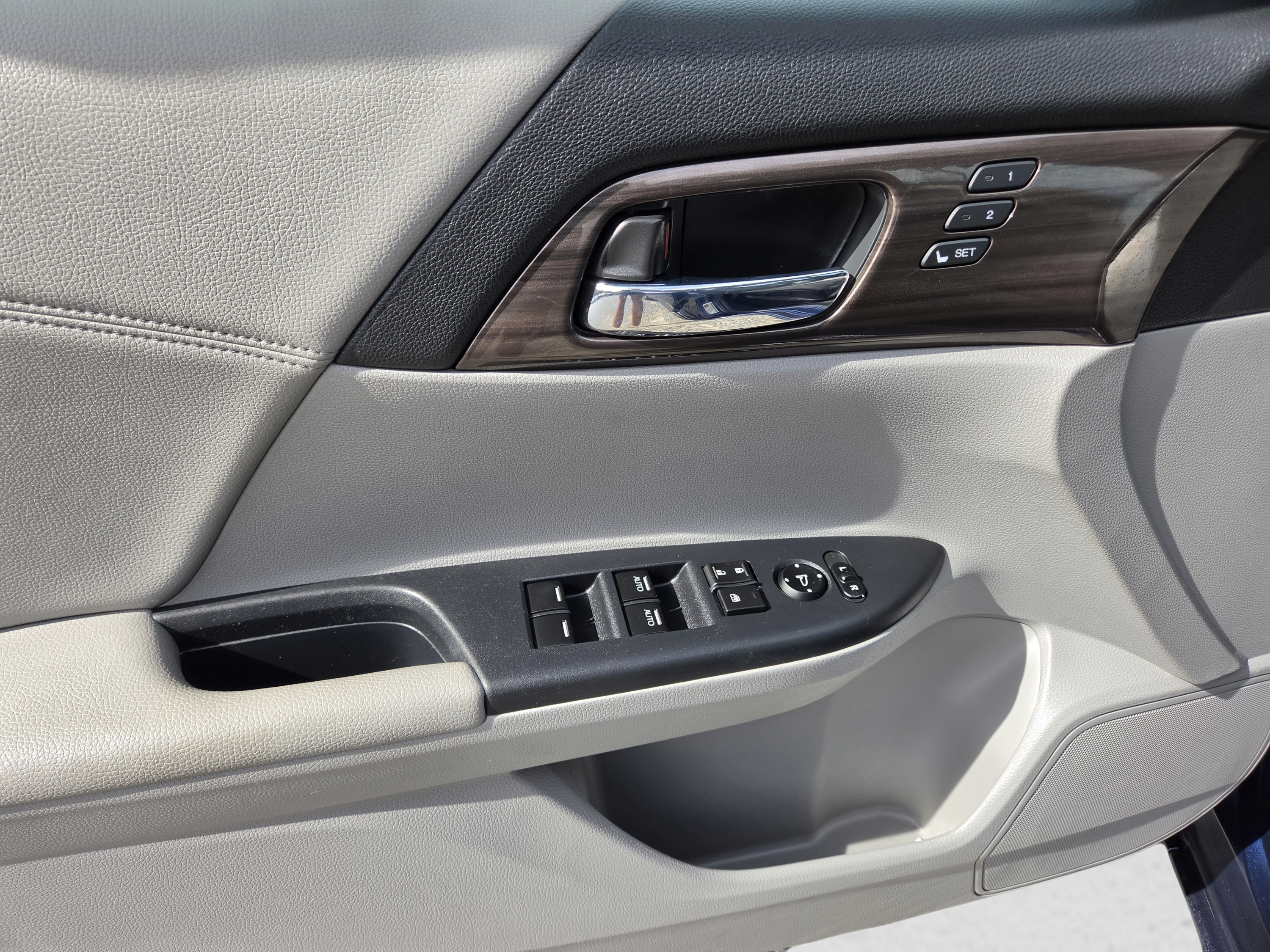 Used 2017 Honda Accord EX-L image 9