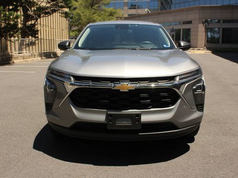 Used 2024 Chevrolet Trax LS w/ Driver Confidence Package FWD image 3