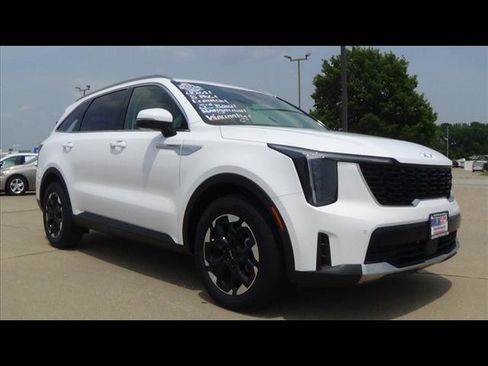 Used 2024 Kia Sorento S image 4