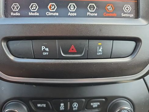 Used 2021 Jeep Cherokee Trailhawk AWD/4WD image 29