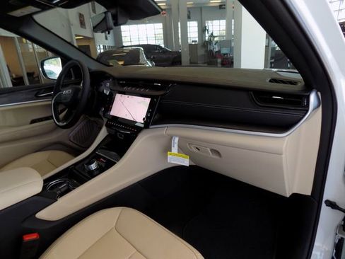 New 2026 Jeep Grand Cherokee Limited w/ Luxury Tech Group II RWD image 28