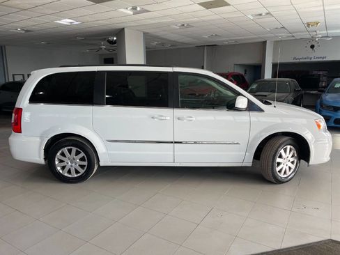 Used 2016 Chrysler Town & Country Touring image 10