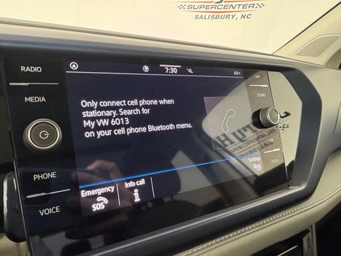 Used 2024 Volkswagen Taos SE w/ Panoramic Sunroof Package FWD image 19