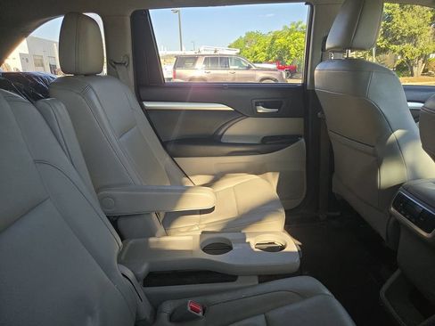 Used 2017 Toyota Highlander XLE AWD/4WD image 8