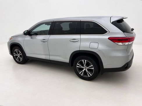 Used 2019 Toyota Highlander LE AWD/4WD image 10