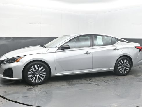Used 2024 Nissan Altima 2.5 SV FWD image 4