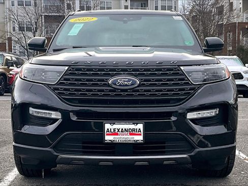 Used 2022 Ford Explorer XLT w/ Equipment Group 202A image 3