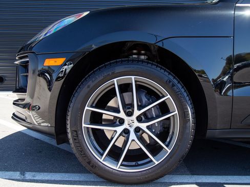 Certified 2025 Porsche Macan AWD/4WD image 11
