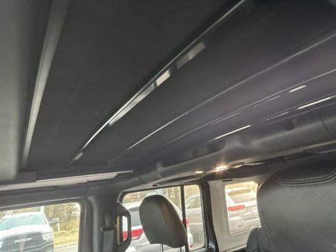 Used 2019 Jeep Wrangler Unlimited Sahara image 11