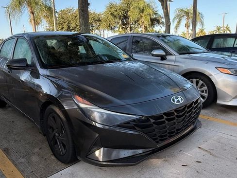 Used 2022 Hyundai Elantra SEL w/ Convenience Package FWD image 4