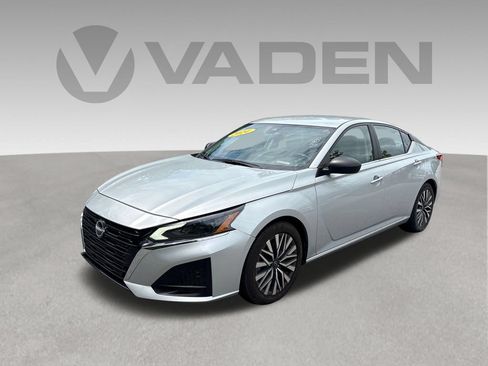 Used 2024 Nissan Altima 2.5 SV FWD image 1