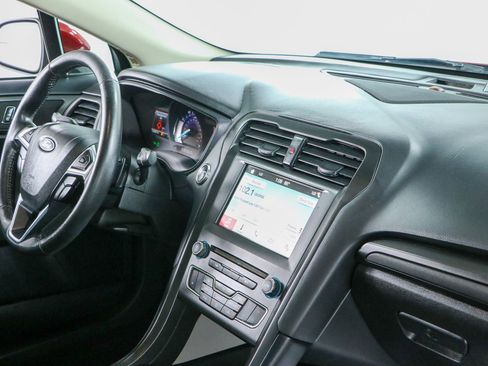 Used 2018 Ford Fusion SE w/ Equipment Group 201A FWD image 25