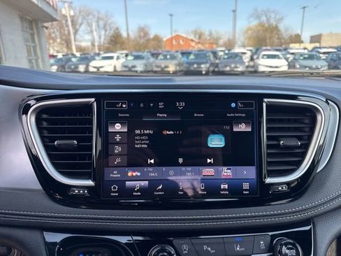 Used 2025 Chrysler Pacifica Limited FWD image 17