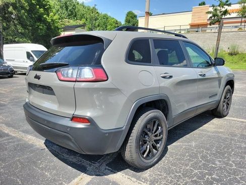 Used 2023 Jeep Cherokee Altitude Lux AWD/4WD image 5