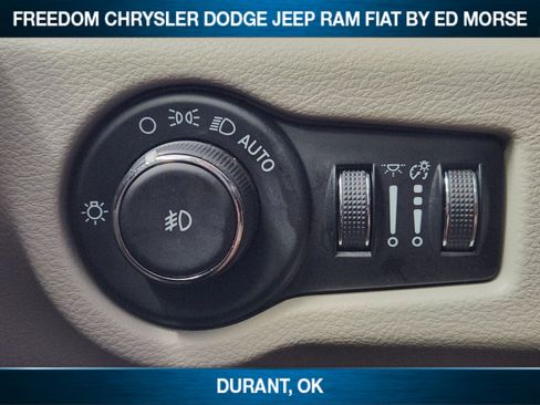 Used 2023 Chrysler Pacifica Touring-L FWD image 17
