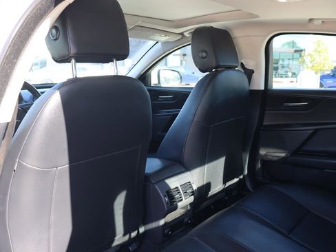 Used 2019 Jaguar XE Premium image 19