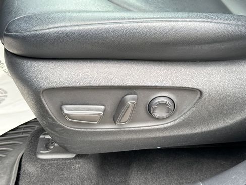 Used 2023 Toyota Highlander XLE AWD/4WD image 18