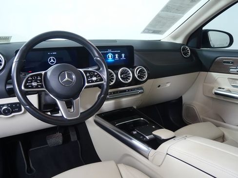 Used 2022 Mercedes-Benz GLA 250 4MATIC w/ Premium Package Lite image 18