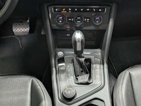 Used 2021 Volkswagen Tiguan SE image 16