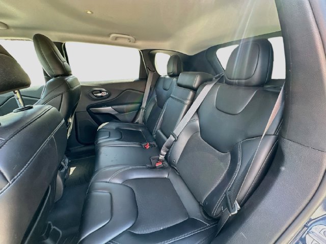 Used 2019 Jeep Cherokee Latitude Plus w/ Trailer Tow Group AWD/4WD image 23